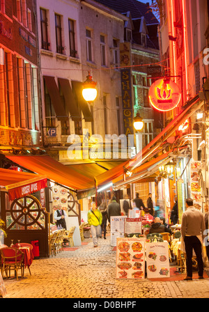 Brüssel Rue des Bouchers Touristenrestaurants. Kellner warten nur wenige Kunden. Beheizte freien Bereichsmenüs auf dem Display. Stockfoto