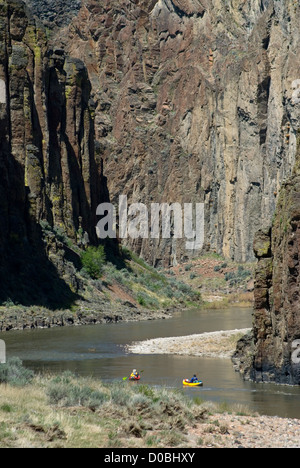 Paddeln aufblasbare Kajaks down East Fork des Owyhee River in Idaho. Stockfoto