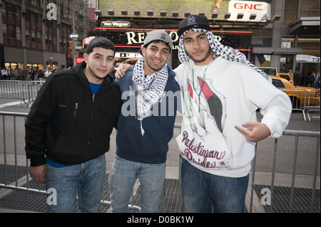 USA: NEW YORK, NY. Palästinensische Jugendliche bei propalästinensische Demonstration am Times Square, 18. November 2012. Stockfoto