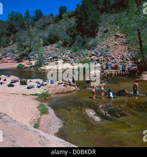 Oak Creek Canyon in der Nähe von Sedona, Arizona, USA - Menschen waten bei Slide Rock in Oak Creek, Slide Rock State Park, Sommererholung Stockfoto