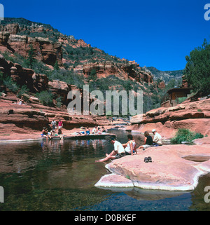 Oak Creek Canyon in der Nähe von Sedona, Arizona, USA - Menschen entspannen in Slide Rock State Park, Sommererholung Stockfoto