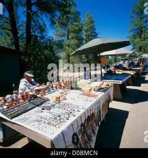 Native American Crafts und Schmuck zum Verkauf im Oak Creek Canyon Viewpoint, im Coconino National Forest in der Nähe von Sedona, Arizona, USA Stockfoto