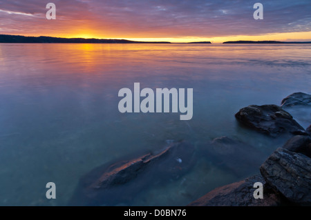 Sonnenuntergang über Besitz Sound, Mukilteo, Washington, USA Stockfoto