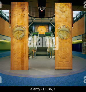 Küsten-Salish willkommen Figuren im inneren Leere YVR Vancouver International Airport, Terminal, Richmond, BC, Britisch-Kolumbien, Kanada Stockfoto