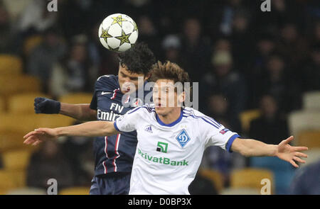 21.11.2012 Kiew, Ukraine. Thiago Silva (L) der PSG kämpft um den Ball mit Denis Garmash (R) von Dynamo Kiew während ihre UEFA Champions League (Gruppe A) Fußball Gruppenspiel der ukrainischen FC Dynamo Kyiv Vs Paris Saint-Germain FC Frankreichs im Olimpijskij Stadium. Stockfoto