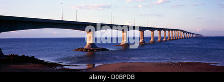 Bund-Brücke über Northumberland Strait, New Brunswick, Prince Edward Island, PEI, Kanada - Panoramablick, Sonnenuntergang Stockfoto