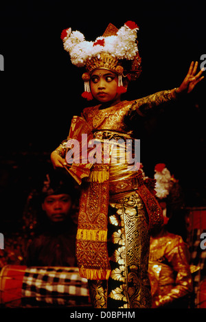 Legong Dancer - Young balinesische Mädchen tanzen klassischen Tanz-Performance und tragen Tracht aus Bali, Indonesien Stockfoto