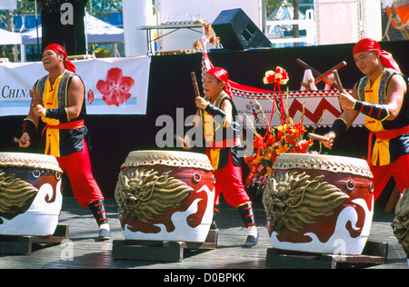 Taiko-Trommler aus Taiwan auf Taiko Trommeln / Wadaiko-Trommeln auf taiwanesische Kulturfestival, Vancouver, Britisch-Kolumbien, Kanada Stockfoto