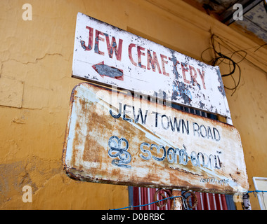 Melden Sie sich auf einer Straße in Fort Cochin, Indien, Kerala. Stockfoto