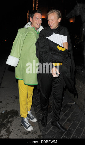 Gäste James Argent aus TV zeigen, dass "Der einzige Weg ist Essex" feiert seinen Geburtstag mit eine Kostüm Party, in The Mayfair Stockfoto