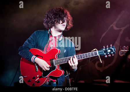 Kyle Falconer von The View, die live im Konzert in der alten Firestation, Bournemouth, England - 01.12.10 Stockfoto