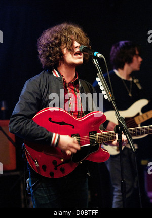 Kyle Falconer von The View, die live im Konzert in der alten Firestation Bournemouth England Stockfoto