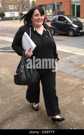 Mary Byrne verlässt die ITV Studios nach einem Vormittag der Fernseh-Interviews nach ihrer Abreise aus London "The X Factor", Stockfoto