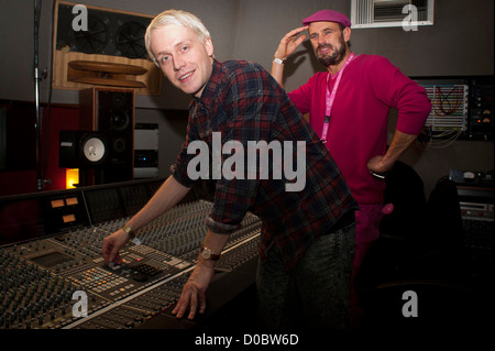 Herr Hudson und Mark Jones (Wall Of Sound) Künstler kommen bei Dean Street Studios "Cage Against The Machine" Rivalen aufzeichnen Stockfoto