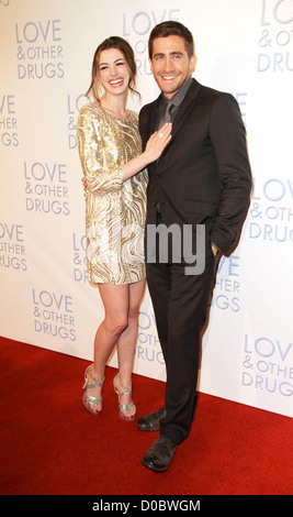 Anne Hathaway und Jake Gyllenhaal Premiere des Films "Love and Other Drugs" Event-Kinos. Sydney Australien Stockfoto