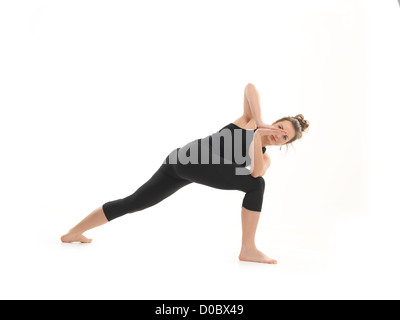 Demonstration der schwierigen ausgewogene Yoga-Pose, junge Frau, gekleidet in schwarz auf weißem Hintergrund Stockfoto