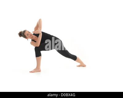 Variation der Yoga-Haltung beweist die junge Blonde Frau, gekleidet in schwarz auf weißem Hintergrund Stockfoto