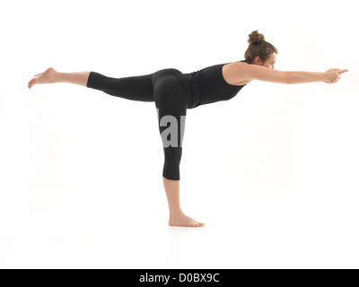 Junge, schöne Mädchen zeigen schwierig Yogastellung in schwarz gekleidet, auf Whie Hintergrund Stockfoto