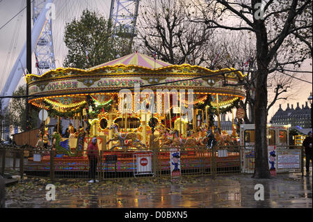 London, UK. 21. November 2012. Mit mehr schweren Regen Prognose in ganz Großbritannien sind Outdoorhändler in für harte Zeiten wie wir in Richtung der Weihnachtsferien fahren Stockfoto