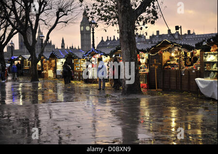 London, UK. 21. November 2012. Mit mehr schweren Regen Prognose in ganz Großbritannien heute sind Outdoorhändler in für harte Zeiten wie wir in Richtung der Weihnachtsferien fahren Stockfoto