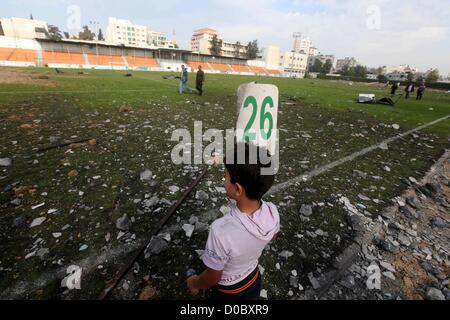 22. November 2012 - Gaza-Stadt, Gazastreifen, Palästina - Palästinenser inspizieren die Trümmer der zerstörten Yarmouk Sportstadion in Gaza-Stadt am 22. November 2012, nachdem ein Waffenstillstand in ergriff und um Gaza nach einer Woche der grenzüberschreitenden Gewalt zwischen Israel und den palästinensischen Aktivisten, die mindestens 160 Menschen getötet (Credit-Bild: © Majdi Fathi/APA Images/ZUMAPRESS.com) Stockfoto