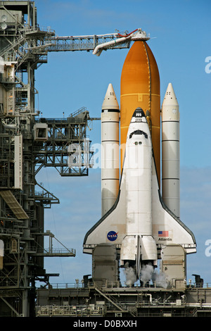 CAPE CANAVERAL Florida - Rauch rauskommt Motor Hülsen Space Shuttle Atlantis abheben STS-129 mission 2:28 PM EST am 16. November. Stockfoto