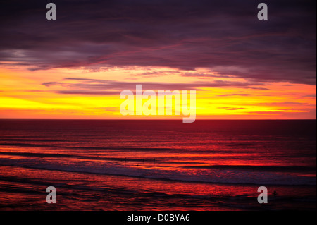 Ein magischer Moment des Lichts während dieser Sonnenuntergang in Uluwatu Surf Point, Bali, Indonesien Stockfoto