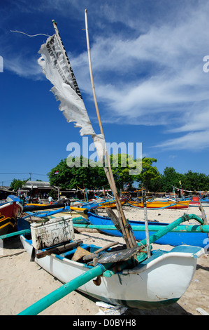 Eine traditionelle kleine balinesischen lokalen Fischerboot am Strand von Jimbaran in der Nähe des Fisch-Markt. Auch bekannt als Jukong. Stockfoto