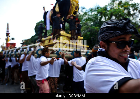 Ein Hindu Sonderveranstaltung, A Balinese Beerdigung der königlichen Familie in Ubud. Ein Ereignis, das alle Clans der Gegend zu sammeln. Ubud Bali Stockfoto