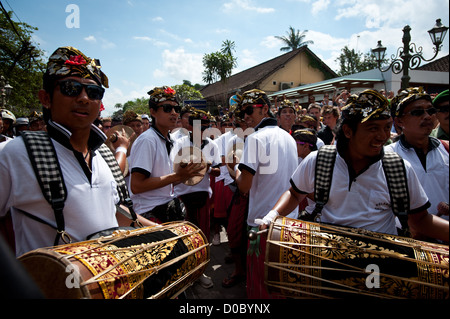 Ein Hindu Sonderveranstaltung, A Balinese Beerdigung der königlichen Familie in Ubud. Ein Ereignis, das alle Clans der Gegend zu sammeln. Ubud Bali Stockfoto