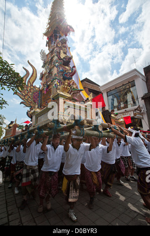 Ein Hindu Sonderveranstaltung, A Balinese Beerdigung der königlichen Familie in Ubud. Ein Ereignis, das alle Clans der Gegend zu sammeln. Ubud Bali Stockfoto