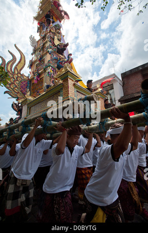 Ein Hindu Sonderveranstaltung, A Balinese Beerdigung der königlichen Familie in Ubud. Ein Ereignis, das alle Clans der Gegend zu sammeln. Ubud Bali Stockfoto