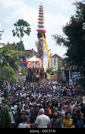 Ein Hindu Sonderveranstaltung, A Balinese Beerdigung der königlichen Familie in Ubud. Ein Ereignis, das alle Clans der Gegend zu sammeln. Ubud Bali Stockfoto