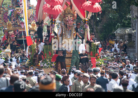 Ein Hindu Sonderveranstaltung, A Balinese Beerdigung der königlichen Familie in Ubud. Ein Ereignis, das alle Clans der Gegend zu sammeln. Ubud Bali Stockfoto