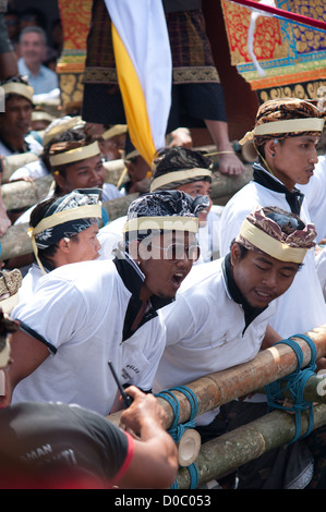 Ein Hindu Sonderveranstaltung, A Balinese Beerdigung der königlichen Familie in Ubud. Ein Ereignis, das alle Clans der Gegend zu sammeln. Ubud Bali Stockfoto