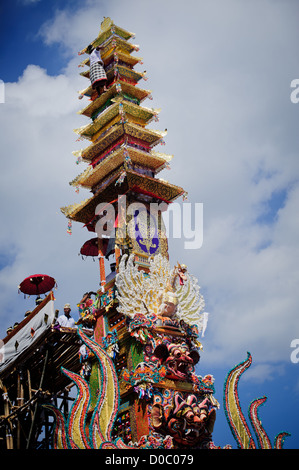 Ein Hindu Sonderveranstaltung, A Balinese Beerdigung der königlichen Familie in Ubud. Ein Ereignis, das alle Clans der Gegend zu sammeln. Ubud Bali Stockfoto