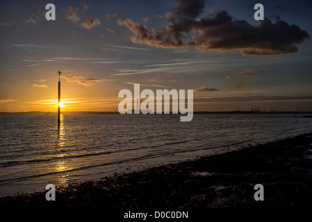 Sonnenuntergang auf dem Solent Blick über Southampton Water, Fawley Power Station Stockfoto