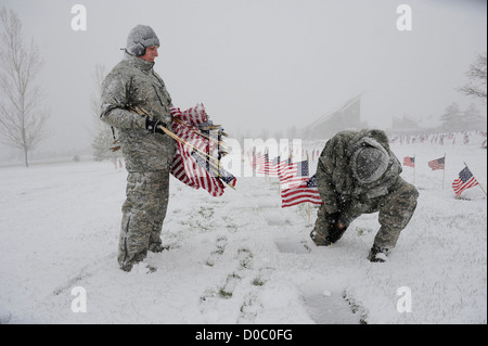 Soldaten stellen Fahnen in einem Schneesturm über die Gräber der verstorbenen US-Militärangehörige im Veterans Memorial Park 9. November 2012 in Bluffdale in Utah. Eine Gruppe von Freiwilligen aus der Hill Air Force Base half dem Memorial Park Personal Fahnen von mehr als 4.300 verstorbenen US-militärische MembersÕ Graves. Stockfoto