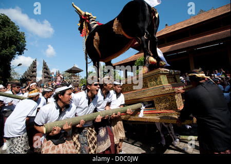 Ein Hindu Sonderveranstaltung, A Balinese Beerdigung der königlichen Familie in Ubud. Ein Ereignis, das alle Clans der Gegend zu sammeln. Ubud Bali Stockfoto