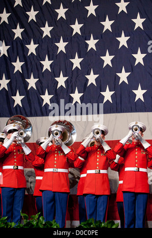 US Marine Trommel & Bugle Corps Trompeter führen während der Semper Fidelis Society of Boston 237. Marine Corps Geburtstagsfeier 9. November 2012 im Boston Convention and Exhibition Center. Stockfoto