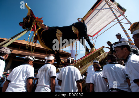 Ein Hindu Sonderveranstaltung, A Balinese Beerdigung der königlichen Familie in Ubud. Ein Ereignis, das alle Clans der Gegend zu sammeln. Ubud Bali Stockfoto