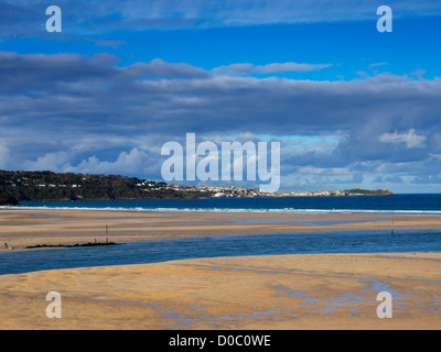 Hayle Mündung, Cornwall. Riviere Sands an der Flussmündung mit St Ives in der Ferne. Stockfoto