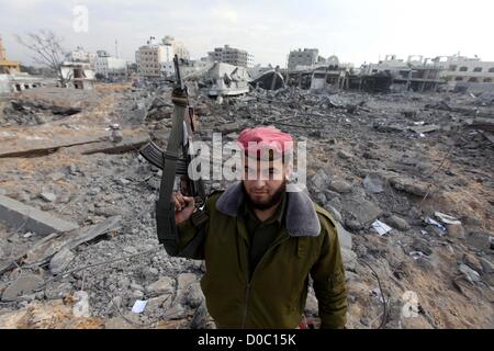 22. November 2012 - Gaza-Stadt, Gaza-Streifen - Hamas-Polizisten zurück zu ihrem zerstörten Al Saraya Hauptquartier ein Tag, nachdem ein Waffenstillstand erklärt wurde zwischen Israel und der Hamas. Ein Ägypten vermittelten Waffenstillstand ergriff im Gaza-Streifen nach einer Woche erbitterter Kämpfe zwischen militanten Gruppen und Israel. (Kredit-Bild: © Majdi Fathi/APA-Images/ZUMAPRESS.com) Stockfoto