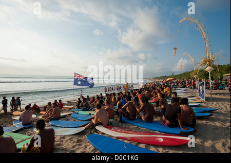 Binationalen Surfer, während einer Trauerfeier zum 10. Jahrestag der Terroristen Anschläge auf Bali. Stockfoto