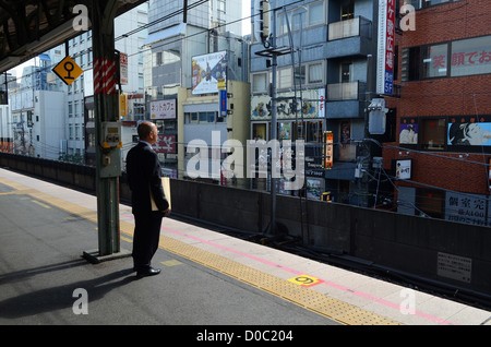 Man wartet auf den Zug, Tokyo, Japan Stockfoto