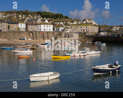 Mousehole Cornwall. Legendäre Fischerdorf mit einem malerischen Hafen. Stockfoto