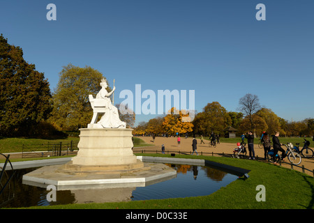 Statue der Königin Victoria außerhalb der Kensington Palace, Hyde Park, London, UK Stockfoto