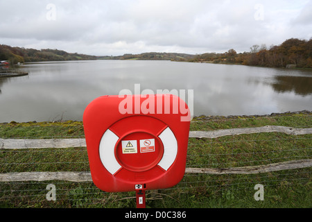 South East Gewässer Arlington Reservoir in West Sussex jetzt 100 % voll nach den Vorjahren Mangel an Wasser. Stockfoto