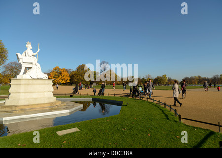 Statue der Königin Victoria außerhalb der Kensington Palace, Hyde Park, London, UK Stockfoto