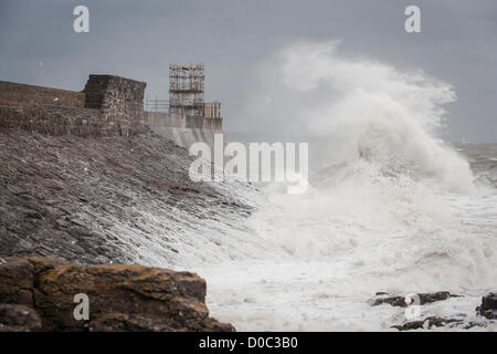 Große Wellen brechen sich an der Ufermauer in Porthcawl, South Wales am Donnerstag, 22. November 2012. Das Vereinigte Königreich ist für schlechtes Wetter als eine starke Winde verspannt und Starkregen über dem Land mit Wetterwarnungen im Ort bewegen. Stockfoto